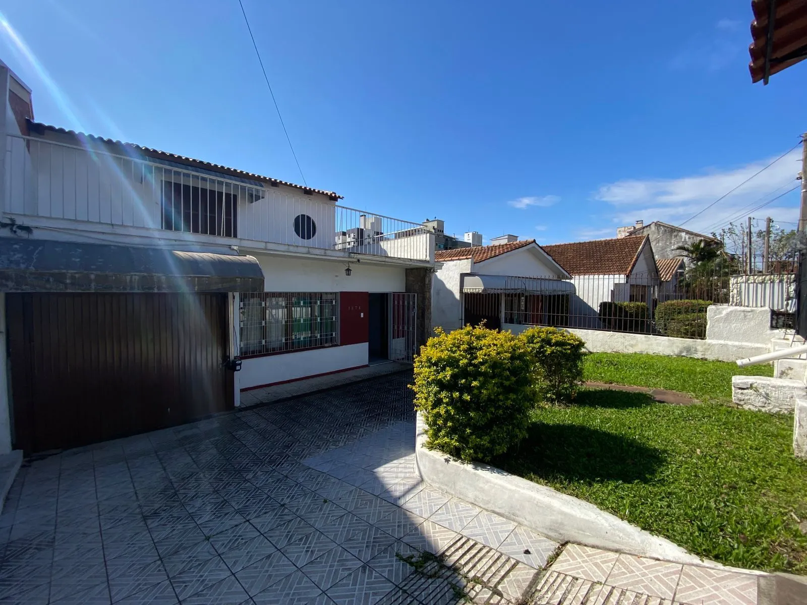 Imagem Casa de (3)três quartos, sendo uma suíte com duas vagas de garagem.