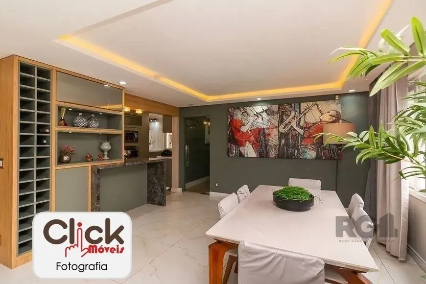 Imagem Apartamento 4 dormitórios, sendo 1 suíte, 193 m² de área privativa e 2 vaga(s) de garagem. Localizado na Rua/Av. Carlos Gomes, no bairro Auxiliadora em Porto Alegre.
