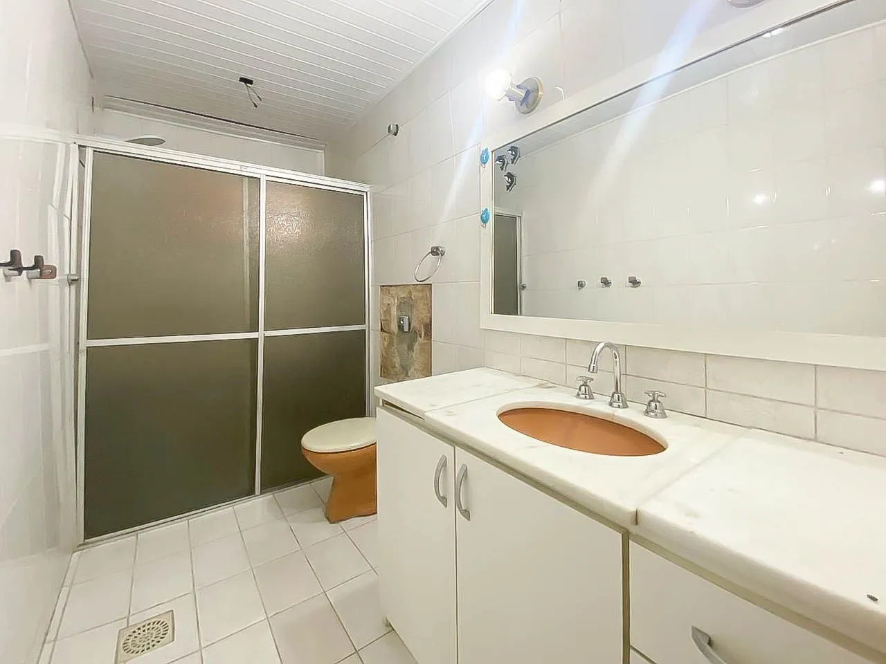 Imagem Apartamento 2 Dormitórios com Vaga Coberta no Menino Deus - Av. Ganzo, de Frente