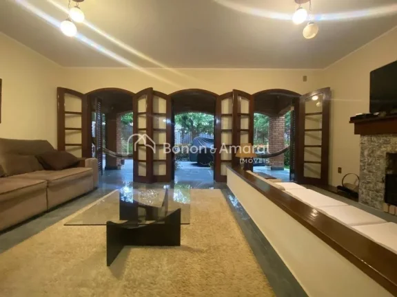 Imagem Casa com estilo suíço muito harmônica! No térreo iniciamos por uma sala de estar/TV toda avarand...