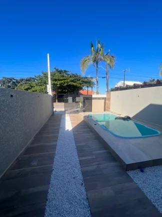Imagem Casa a venda em Guaratuba a 50 metros do mar, em rua asfaltada, com piscina, churrasqueira, fino acabamento.