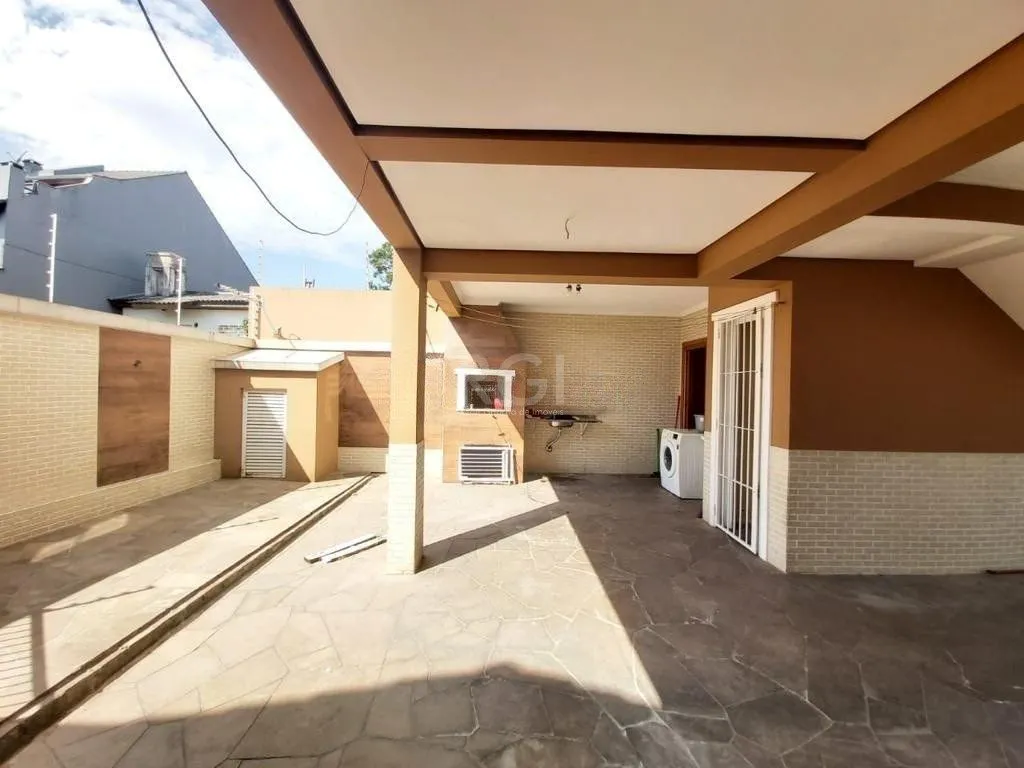 Imagem Casa com 03 dormitórios, 01 suíte, pátio com churrasqueira e 03 vagas de garagem no bairro Tristeza