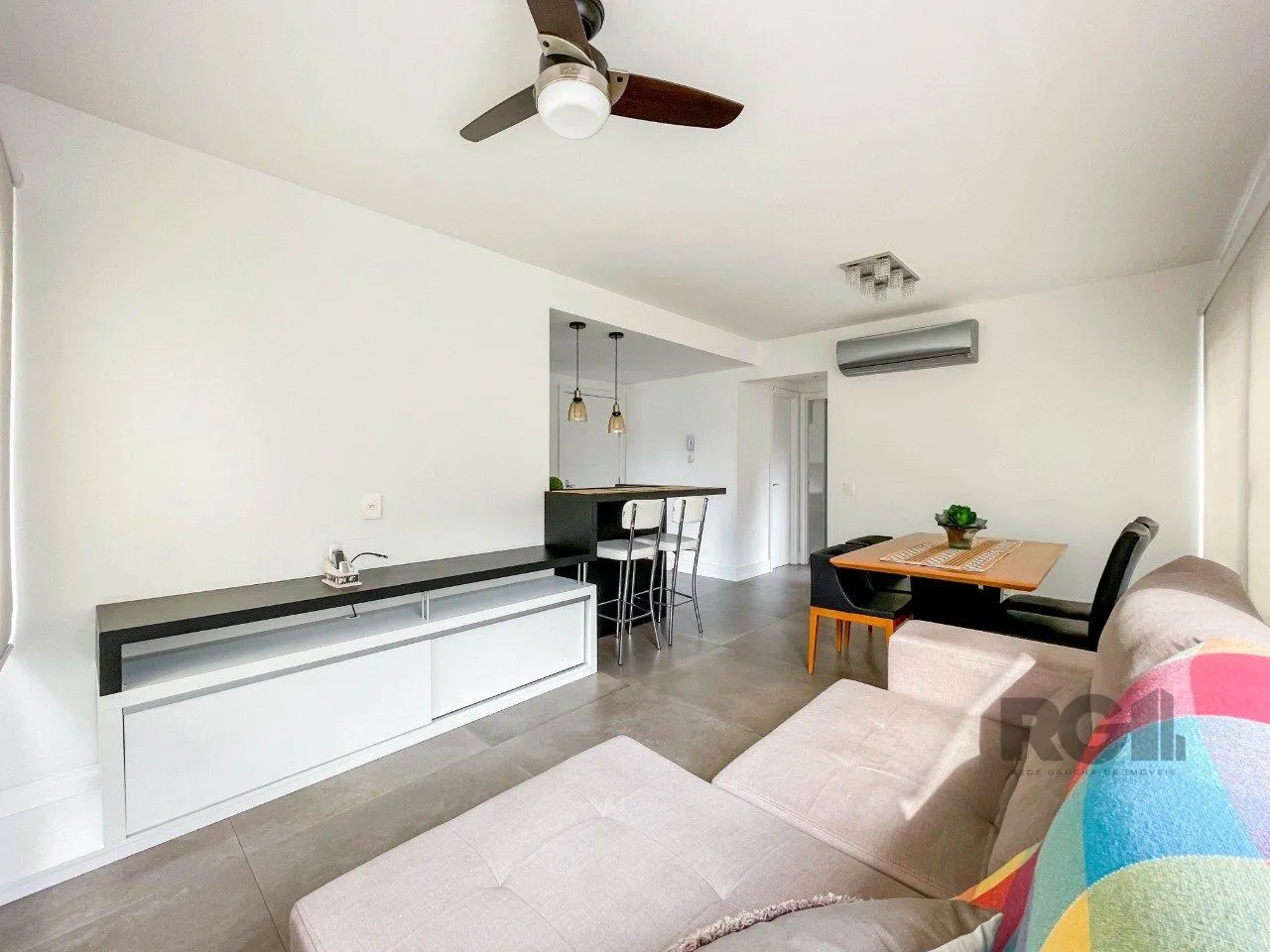 Imagem APARTAMENTO MOBILIADO 70M² DE 2 DORMITÓRIOS E 1 VAGA - BAIRRO MENINO DEUS