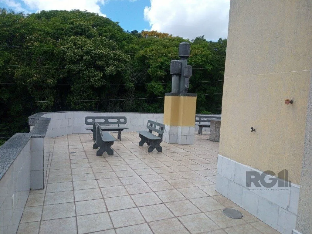 Imagem Vende prédio com 3 apartamentos, 9 dormitórios, 3 suíte, 3 salas amplas com churrasqueira, box 8 vaga coberta, 479 m² por R$ 2.150.000,00- São João - Porto Alegre/RS
