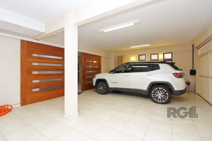 Imagem Excelente casa de 465m² com 3 dormitórios e 5 vagas de garagem.