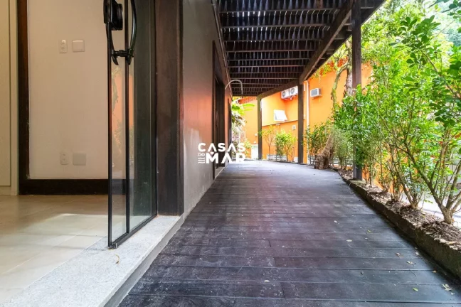 Imagem Linda Casa Reformada e Modernizada de 4 quartos em Condomínio cobiçado em São Conrado
