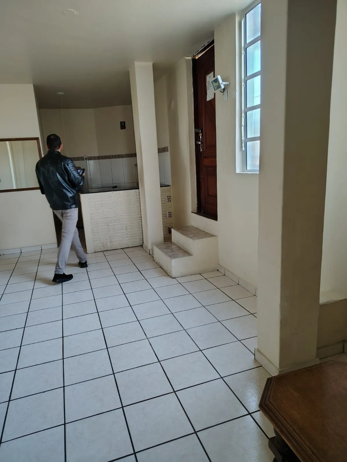 Imagem Apartamento Espaçoso no Centro Histórico com Móveis Sob Medida