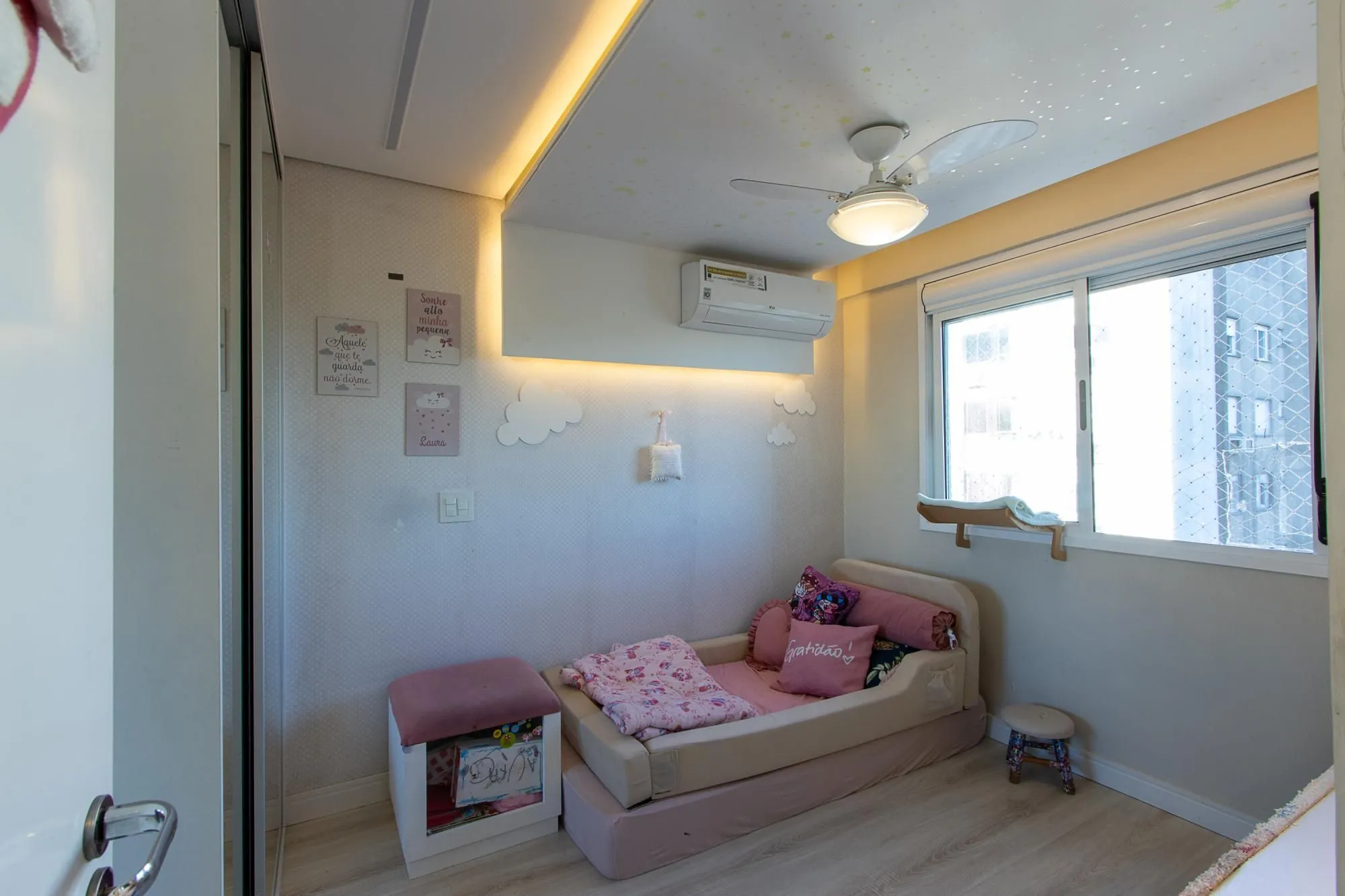 Imagem Apartamento com 2 dormitórios no bairro Cavalhada