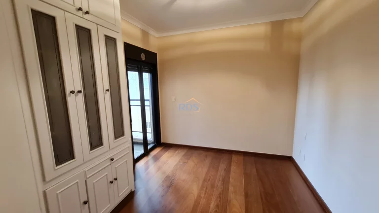 Imagem Vende lindo apartamento de 120m², com 3 dormitórios, sendo 1 suíte e 2 vagas. Totalmente reformado.