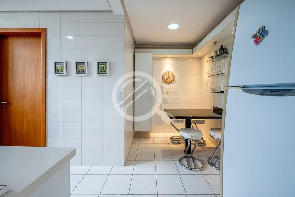 Imagem MUITO SOL E LINDA VISTA! Este amplo apartamento destaca-se por um espaçoso living que abraça três...
