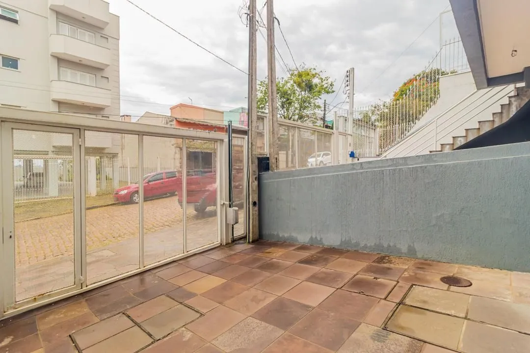 Imagem Casa com 3 dormitórios, suíte, lavabo e amplo pátio.