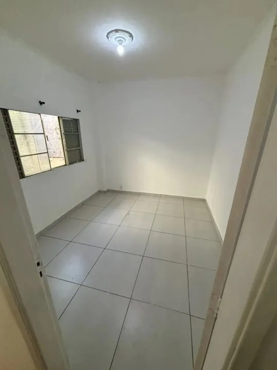 Imagem Casa comercial para locação em Sorocaba-SP na Vila Trujillo: 3 quartos, 1 suíte, 1 sala, 2 banheiros, 138m² de área.