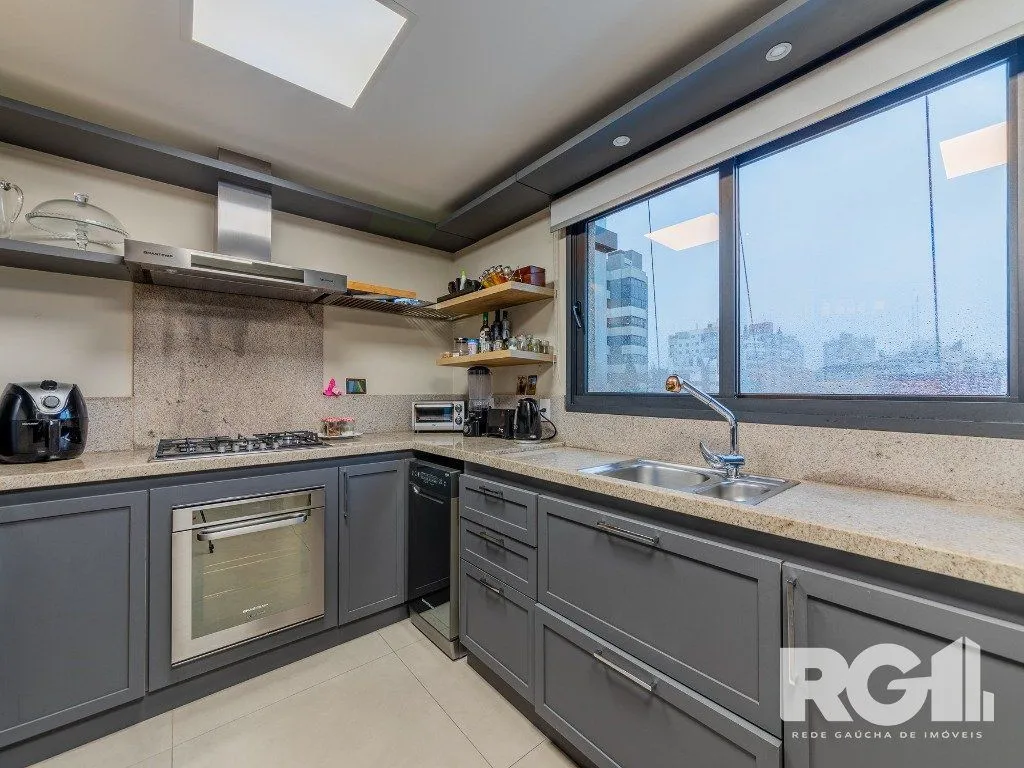 Imagem Belíssimo apartamento no Glass Aurélio andar alto, Living com pé direito duplo, 174m² privativos finamente decorado no Moinhos de Vento