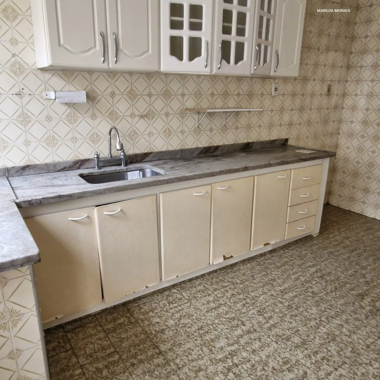 Imagem Casa confortável de 2 dormitórios, 2 banheiros, sala para dois ambientes, com entrada lateral e va...