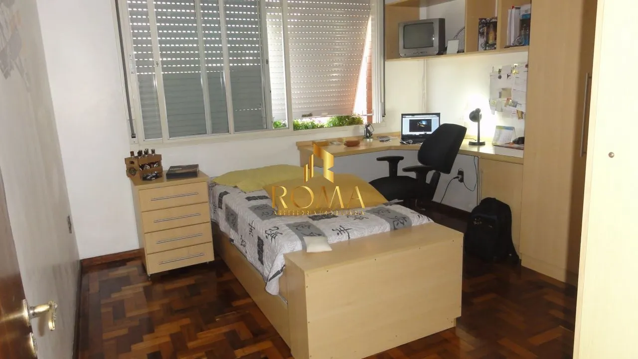 Imagem Casa à Venda no Centro de Santa Maria com 5 Dormitórios, Piscina e Salão de Fest