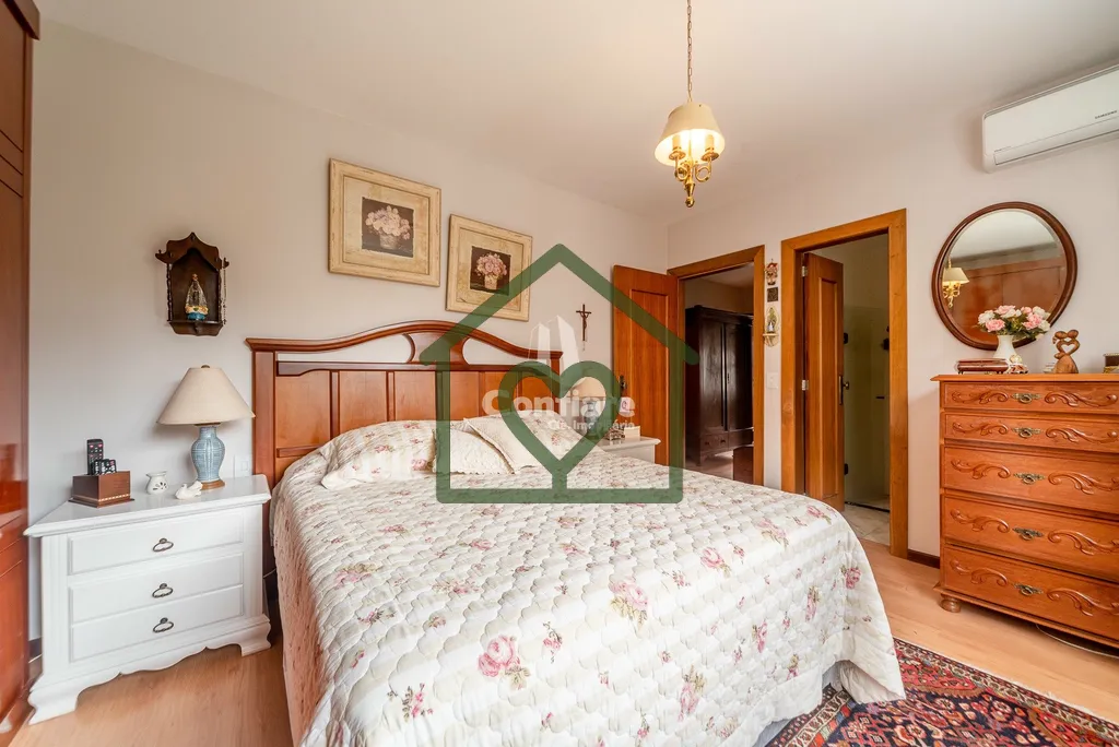 Imagem Apartamento amplo, 1 por andar, com 201m² privativos, localizado em prédio de esquina. Conta com 4...