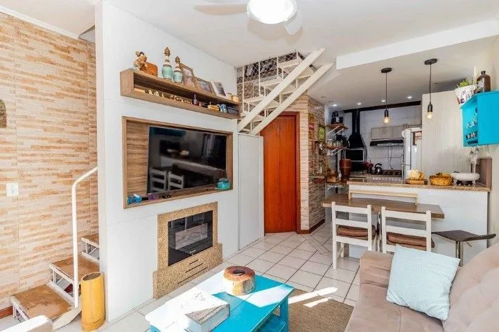 Imagem Casa de 3 dormitórios, em condomínio fechado na zona sul de Porto Alegre, com lareira, churrasqueira e vaga de garagem.