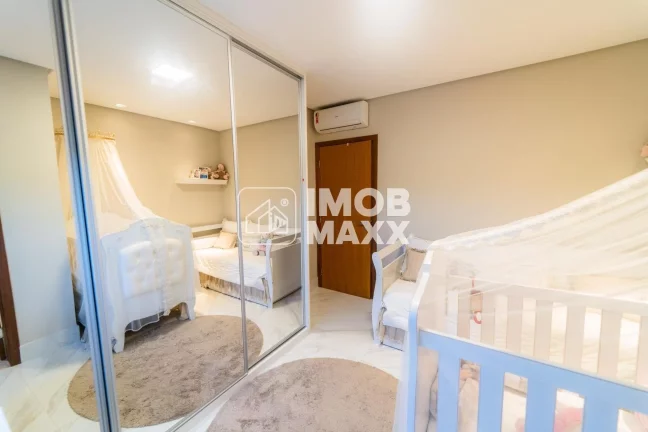 Imagem Luxuosa Casa no Cond. Quintas do Sol com 4 Suítes e 430m²