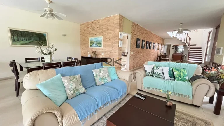 Imagem CASA EM CONDOMINIO FECHADO COM 4 SUÍTES,5 VAGAS DE GARAGEM,VARANDA GOURMET COM CHURRASQUEIRA,SALA COM 2 AMBIENTES E SALA DE ESTAR.