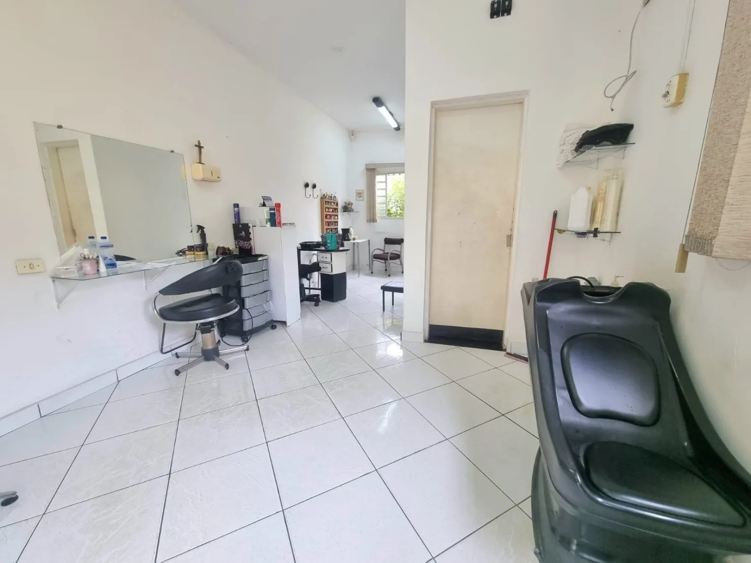 Imagem Linda Casa Térrea com Salão Comercial em Excelente Localização: 3 Dormitórios, Quintal Amplo e Tranquilidade Garantida a 5 Minutos do Centro da Cidade