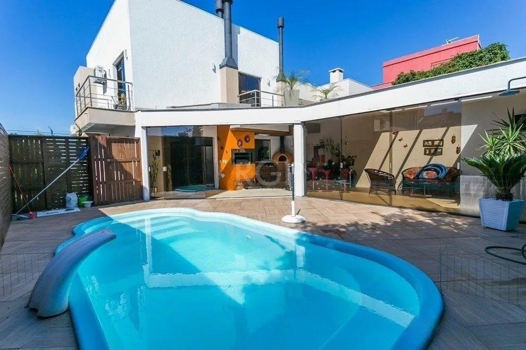 Imagem Excelente casa em condomínio com 3 suítes, piscina e 3 vagas de garagem