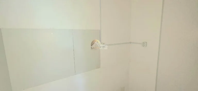 Imagem Sala comercial reformada, andar alto e vista livre. Copa e banheiro. Condomínio baixo. Em Brotas, p