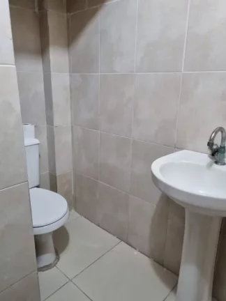 Imagem Sobrado individual à venda no Maracanã em Praia Grande-SP, com 2 dormitórios sendo suítes, sala ampla, cozinha com armários planejados, 1 lavabo, banheiro com box e gabinete, lavanderia, churrasqueira, vaga de garagem, portão em alumínio, a 150 metros da 
