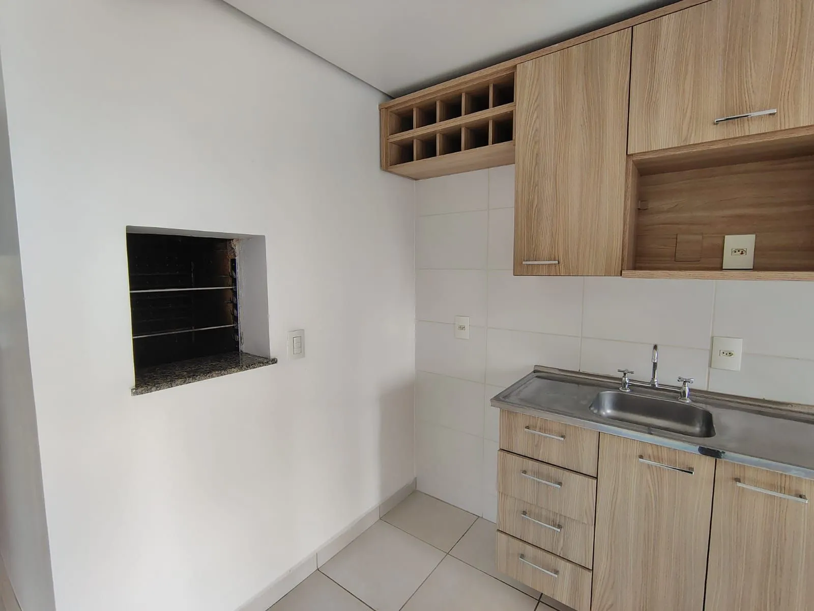 Imagem Apartamento de 2 dormitórios, living, cozinha planejada, área de serviço, banheiro social e 1 vaga de garagem escriturada.