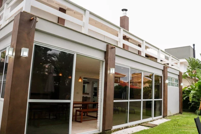 Imagem Casa reformada, mobiliada e decorada na Av Buzios em Jurere Internacional. Localizada em frente ao H...