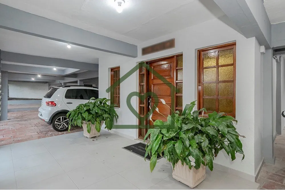 Imagem Descubra a oportunidade de residir em um magnífico apartamento reformado em Porto Alegre, situado n...