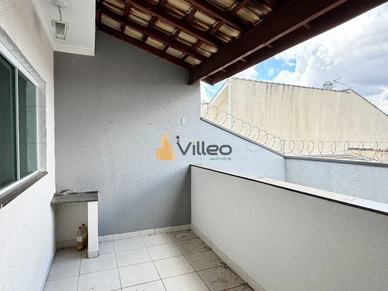 Imagem Descubra este encantador sobrado que combina versatilidade, elegância e espaço em um projeto únic...