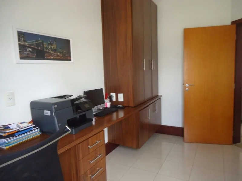 Imagem Casa de alto padrão em condomínio de luxo em Valinhos-SP - 4 quartos, 1 suíte, 3 salas, 6 banheiros, 4 vagas, 320m².