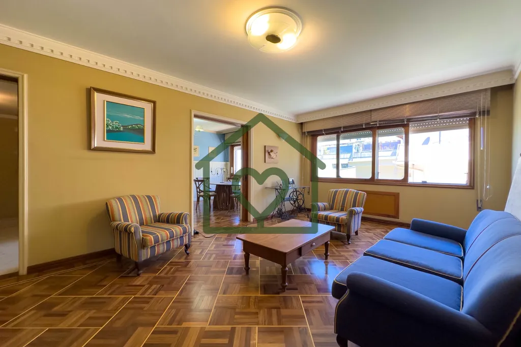 Ótimo apartamento de 3 dormitórios sendo 1 suíte, no Bairro Petrópolis em Porto Alegre. 
 
Para ...