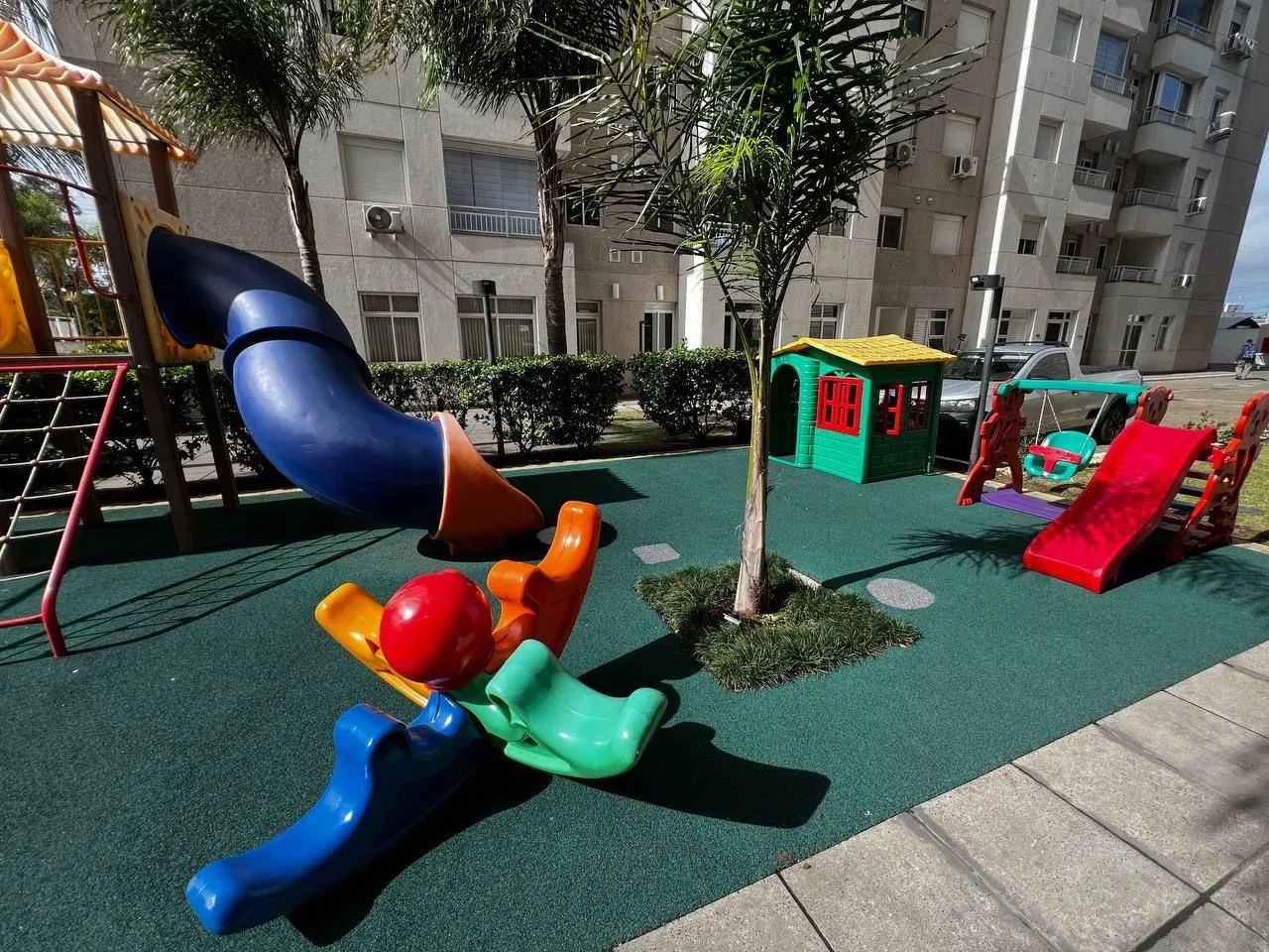 Imagem Apartamento de 3 dormitórios transformado em 2, 1 suíte e living com churrasqueira.