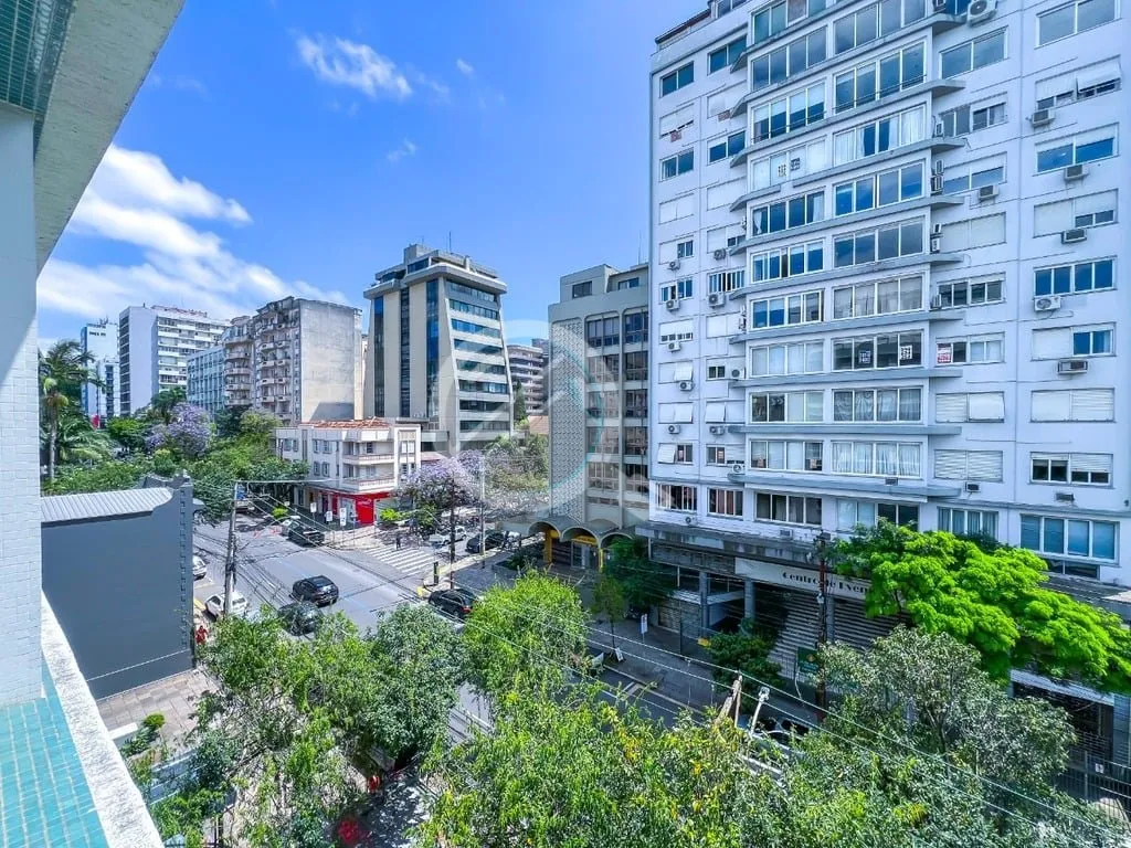 Imagem Esse imóvel se destaca por ser um clássico no Moinhos de Vento, com peças amplas, 4 dormitórios ...