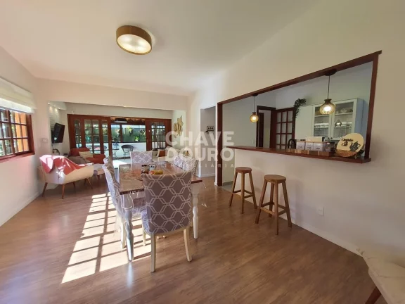 Imagem Casa linear reformada de 3 quartos (sendo 2 suítes) e área gourmet para venda em Teresópolis.