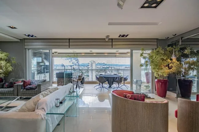 Imagem Apartamento com 206 M², 4 dormitórios sendo 3 suítes com varanda na suíte do casal, elevador soc...