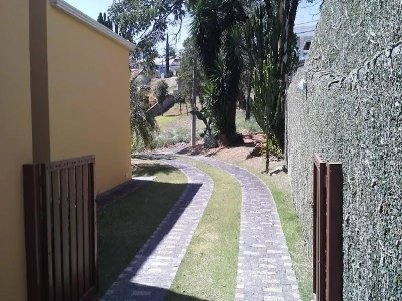 Imagem Casa de Luxo em Condomínio de Prestígio em Valinhos-SP: 4 suítes, uma independente, 3 salas, escritório, 6 banheiros, 4 vagas, 400m², em meio ao verde