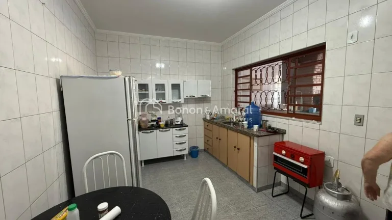Imagem Localizado em uma região tranquila e agradável de Paulínia, este imóvel em estilo chácara é id...