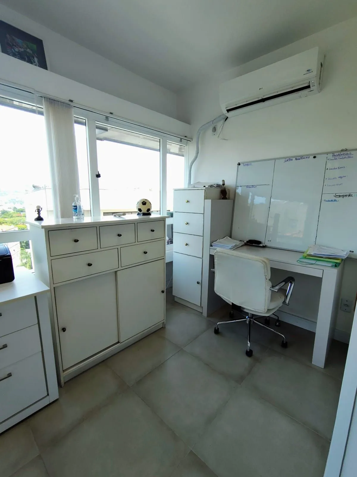 Imagem Sala ampla pois é ligada a outra ao lado do Colégio Santa Inês perto do Zaffari.