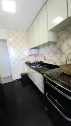 Imagem Apartamento reformado, com 3 dormitórios e armários planejados, cozinha com móveis planejados, ar...