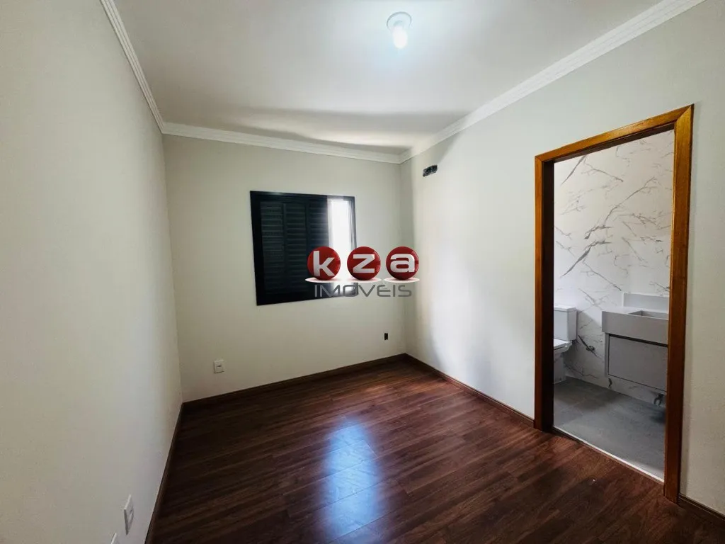 Imagem Casa de alto padrão a venda no Condomínio Portal do Jequitibá em Valinhos-SP: 4 quartos, 3 suítes, 4 vagas de garagem, 244m² de área.