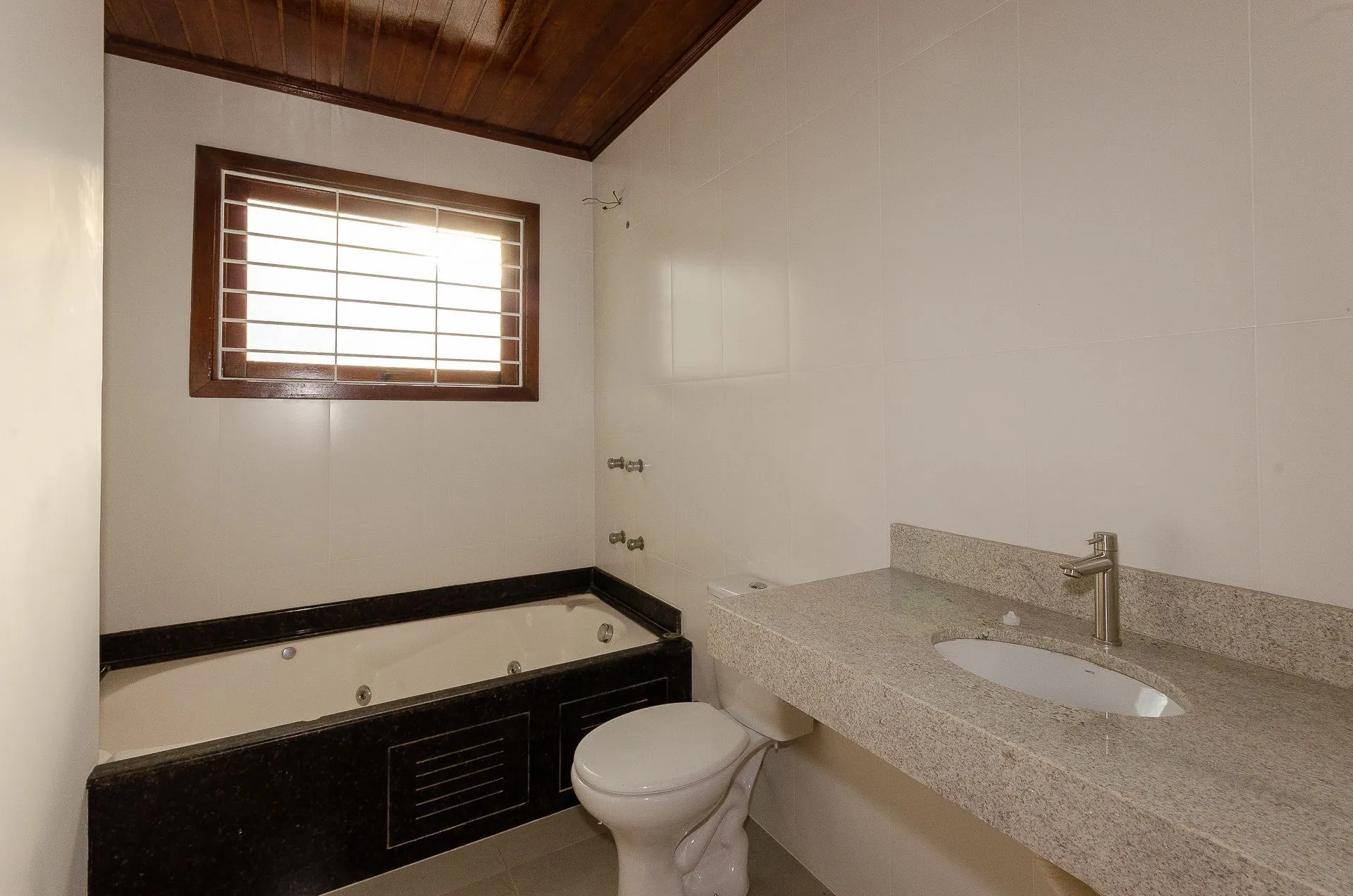 Imagem Casa Residencial de 4 Quartos à Venda em Porto Alegre, RS