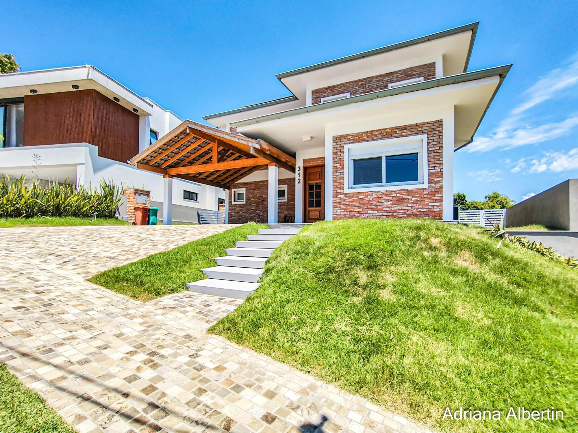 Imagem Casa mobiliada em condomínio Alphaville com 4 suítes, área verde nos fundos e piscina