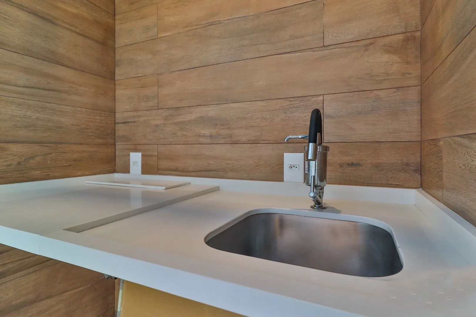 Imagem CASA TRIPLEX COM 4 SUITES E 2 VAGAS- SEMIMOBILIADA