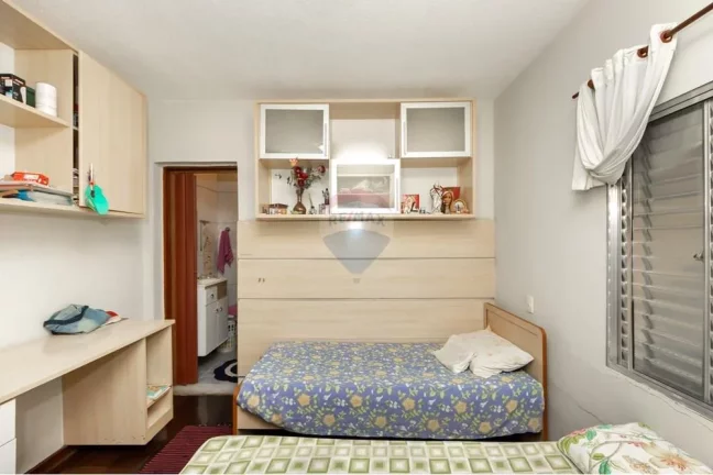 Imagem Casa bem localizada com 4 dormitórios, 2 vagas de garagem.