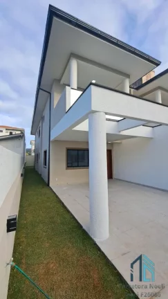 Imagem Sobrado novo com amplo terreno, 03 quartos c/suíte, no centro Canasvieiras em Florianópolis SC