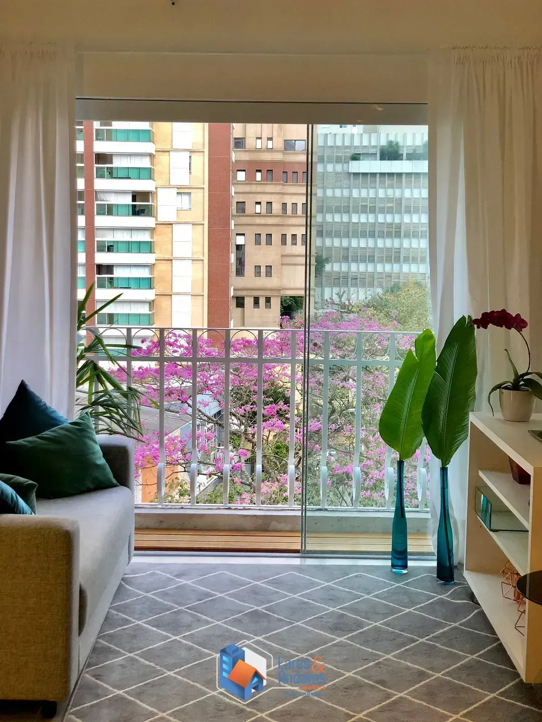 Imagem Apartamento para venda e locação em Itaim Bibi com 2 quartos, sendo 2 suítes, 62m²