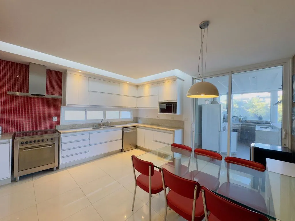 Imagem Casa de Luxo em Condomínio à Venda em Valinhos-SP, 4 Suítes, 3 Salas, 7 Banheiros, 4 Vagas de Garagem 460m²