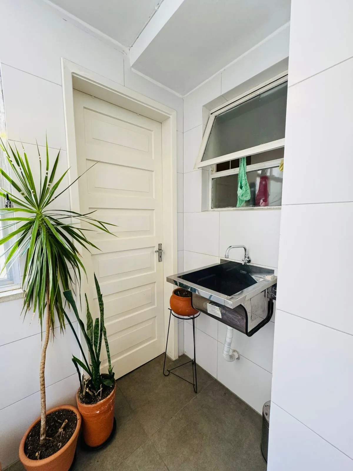 Imagem Apartamento Reformado, Ensolarado e a Poucos Passos da Redenção